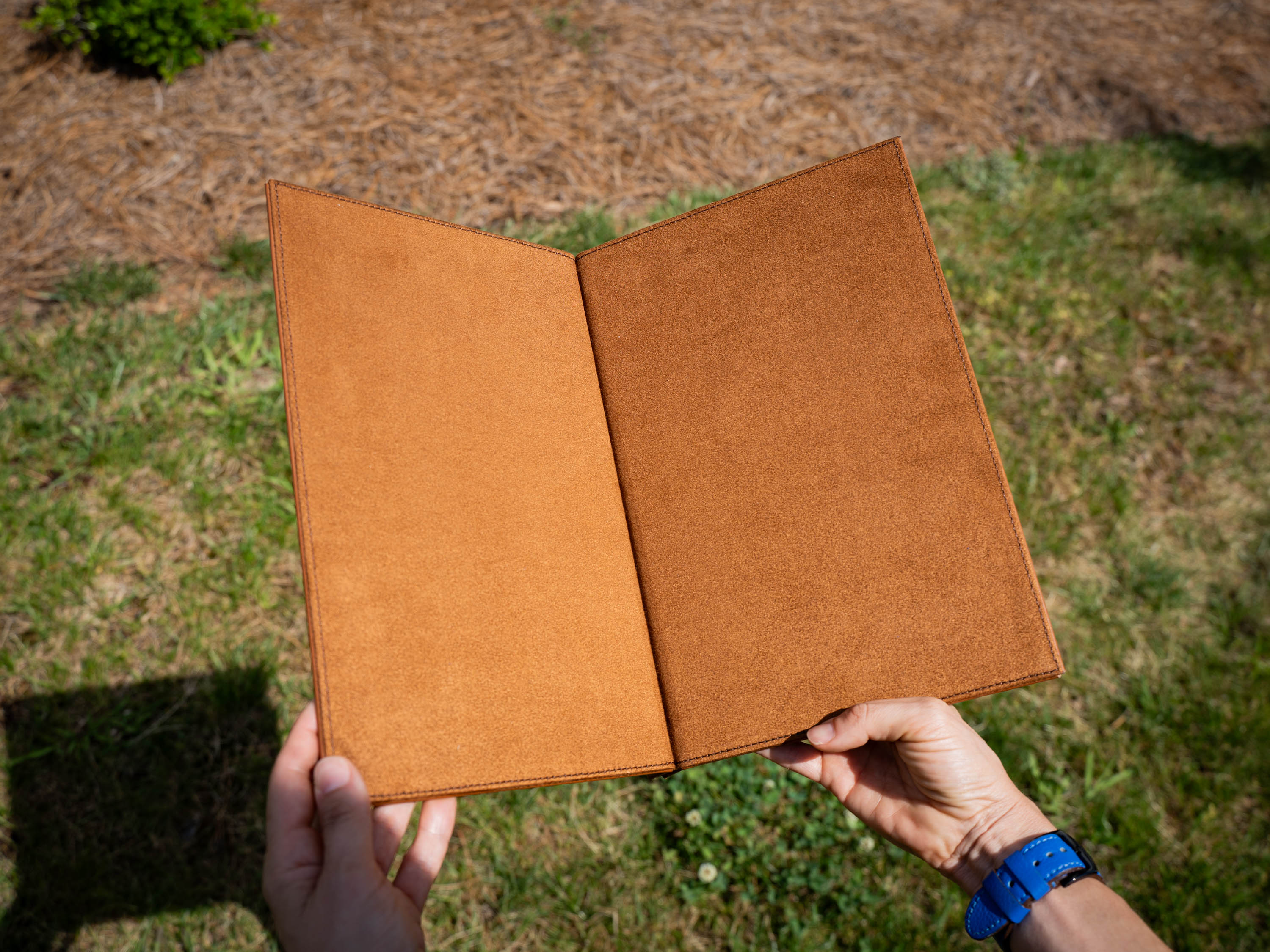 Italian Leather Menu with Chicago Screws - Cream - Image 3