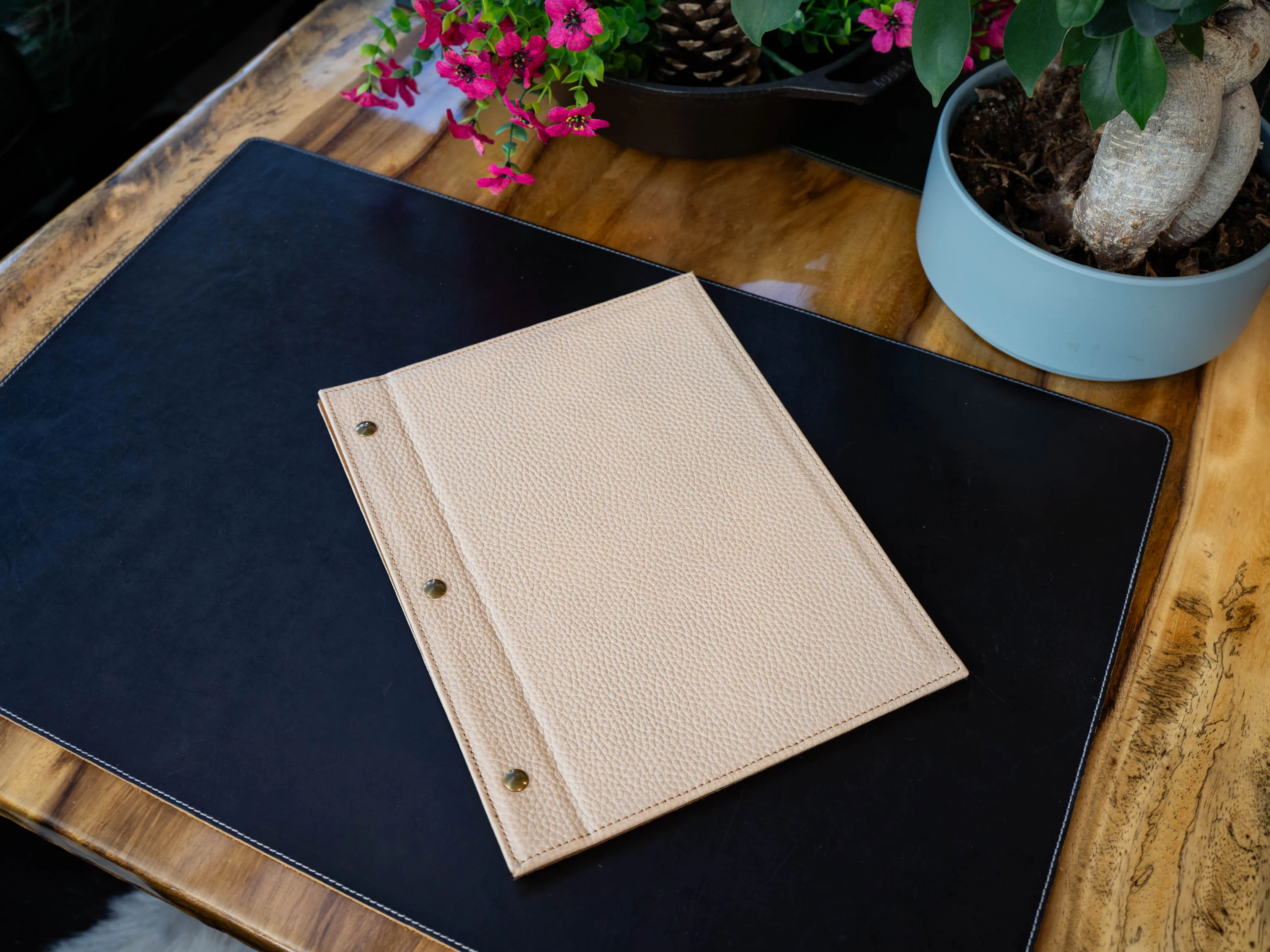 Italian Leather Menu with Chicago Screws - Cream - Image 5