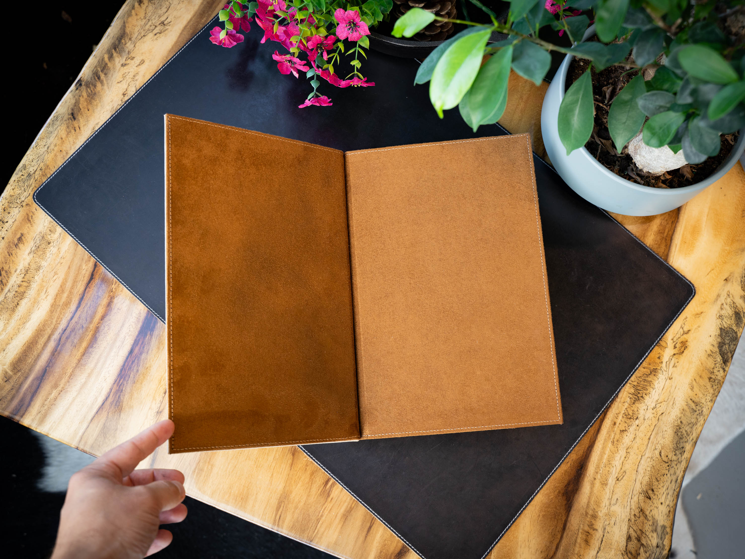 Italian Leather Menu with Chicago Screws - Cream - Image 6
