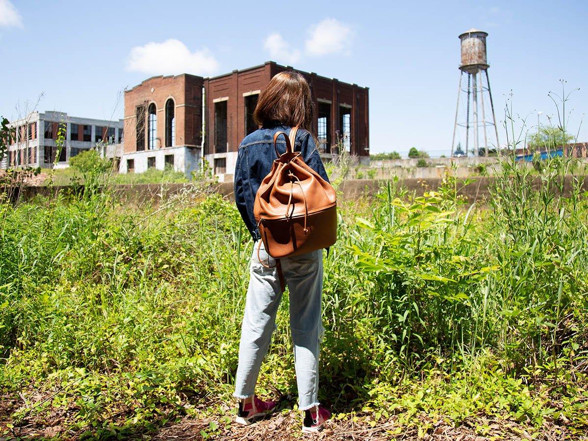 Large Leather Backpack Izzy Italian - Brown - Image 4