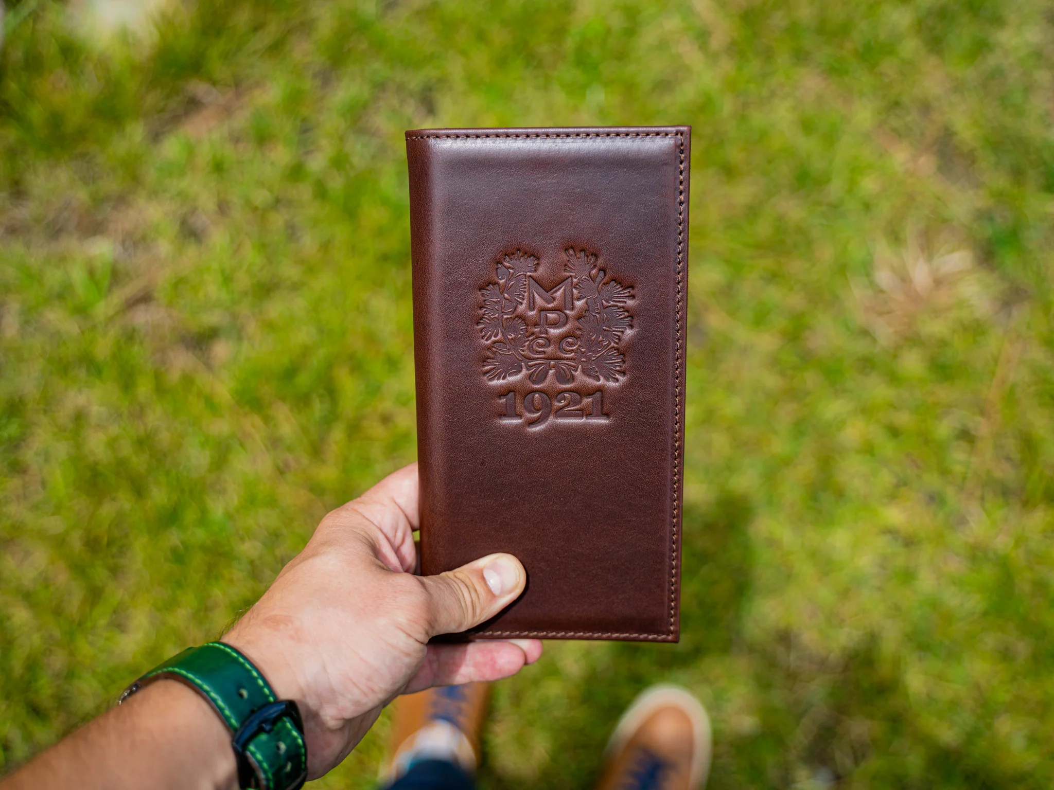 Milwaukee Leather Hardcover Check Presenter - Chestnut