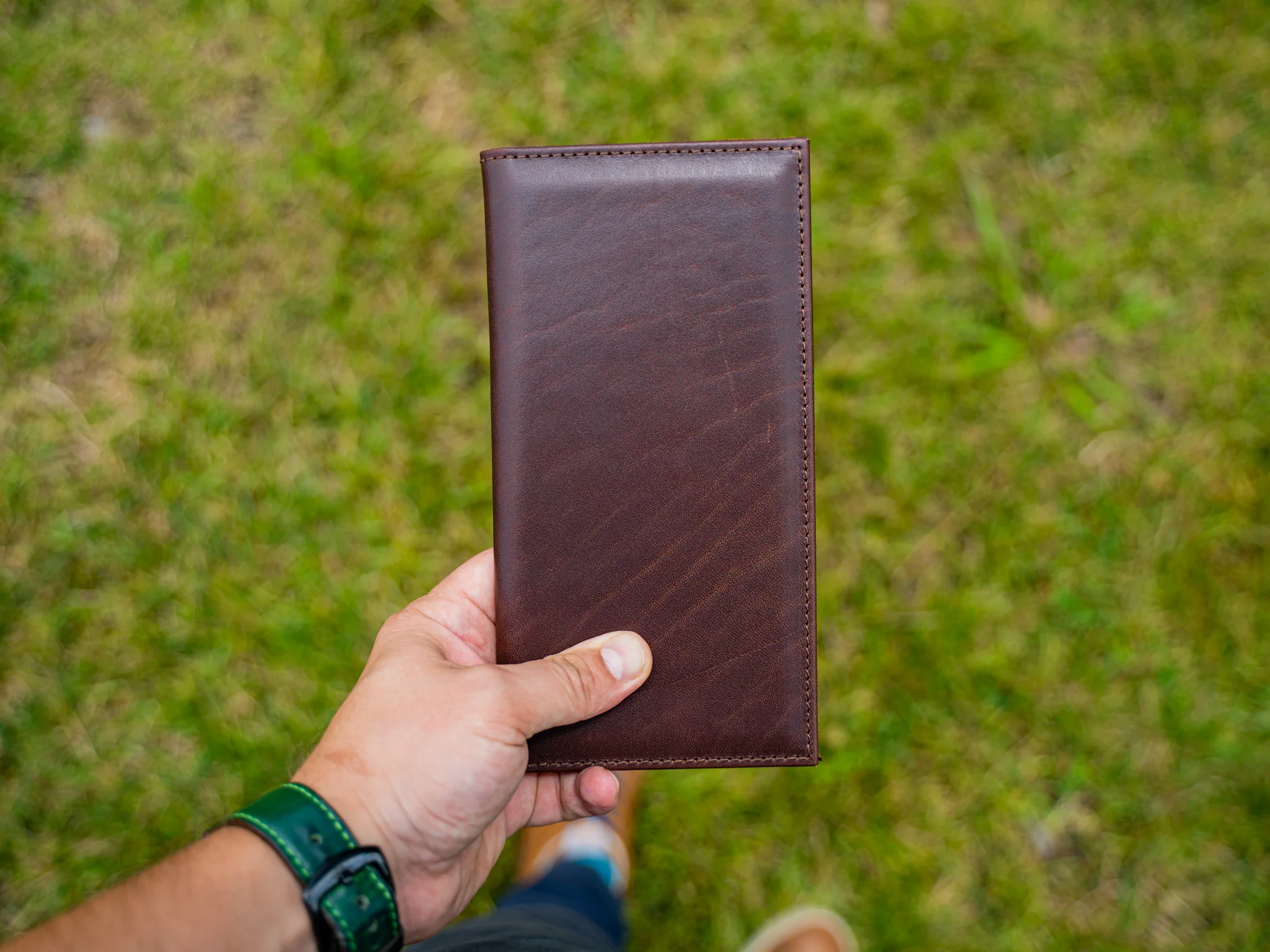 Milwaukee Leather Hardcover Check Presenter - Chestnut - Image 3