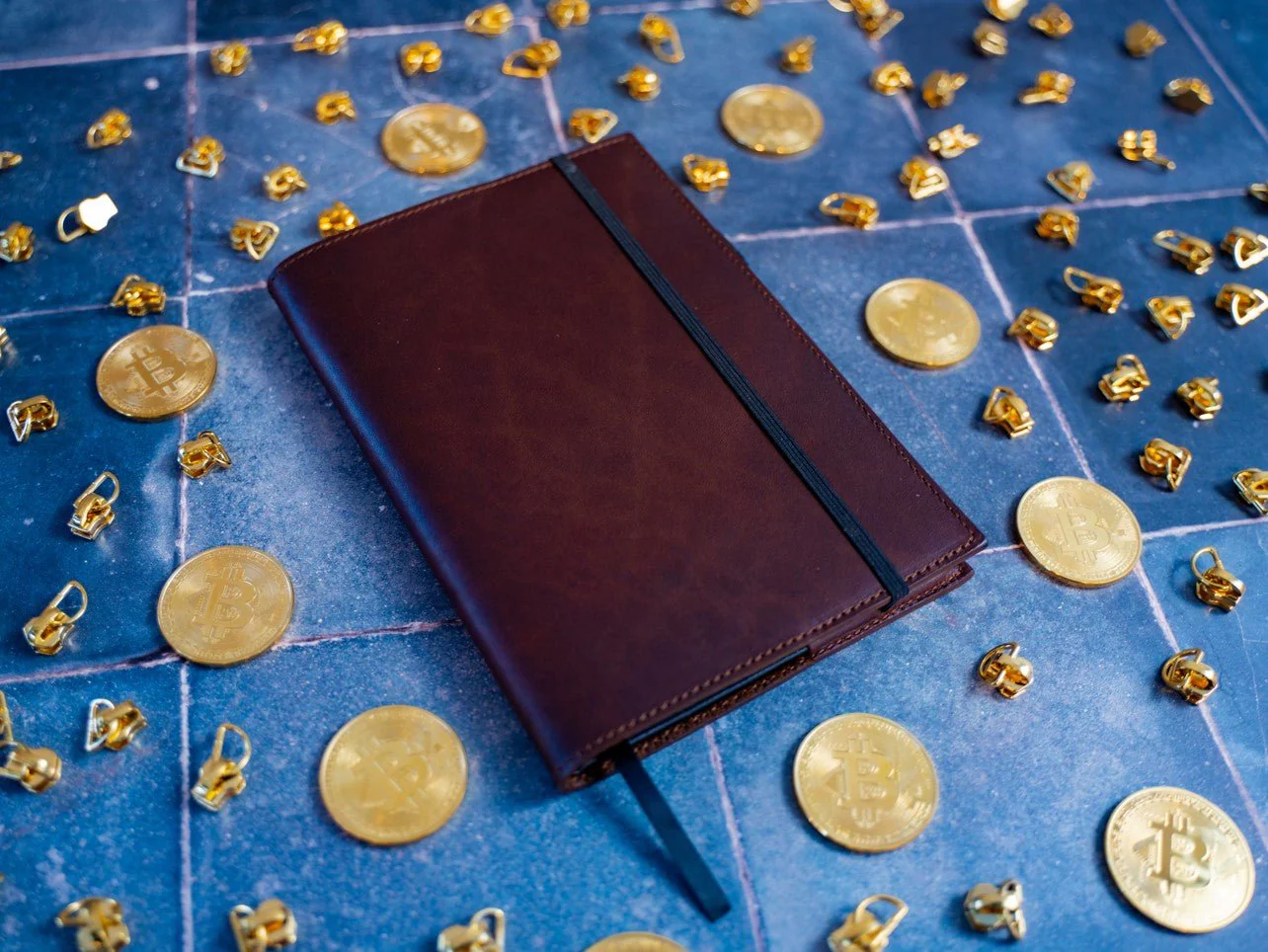 Milwaukee Leather Clever Fox Password Book - Chestnut - Image 3