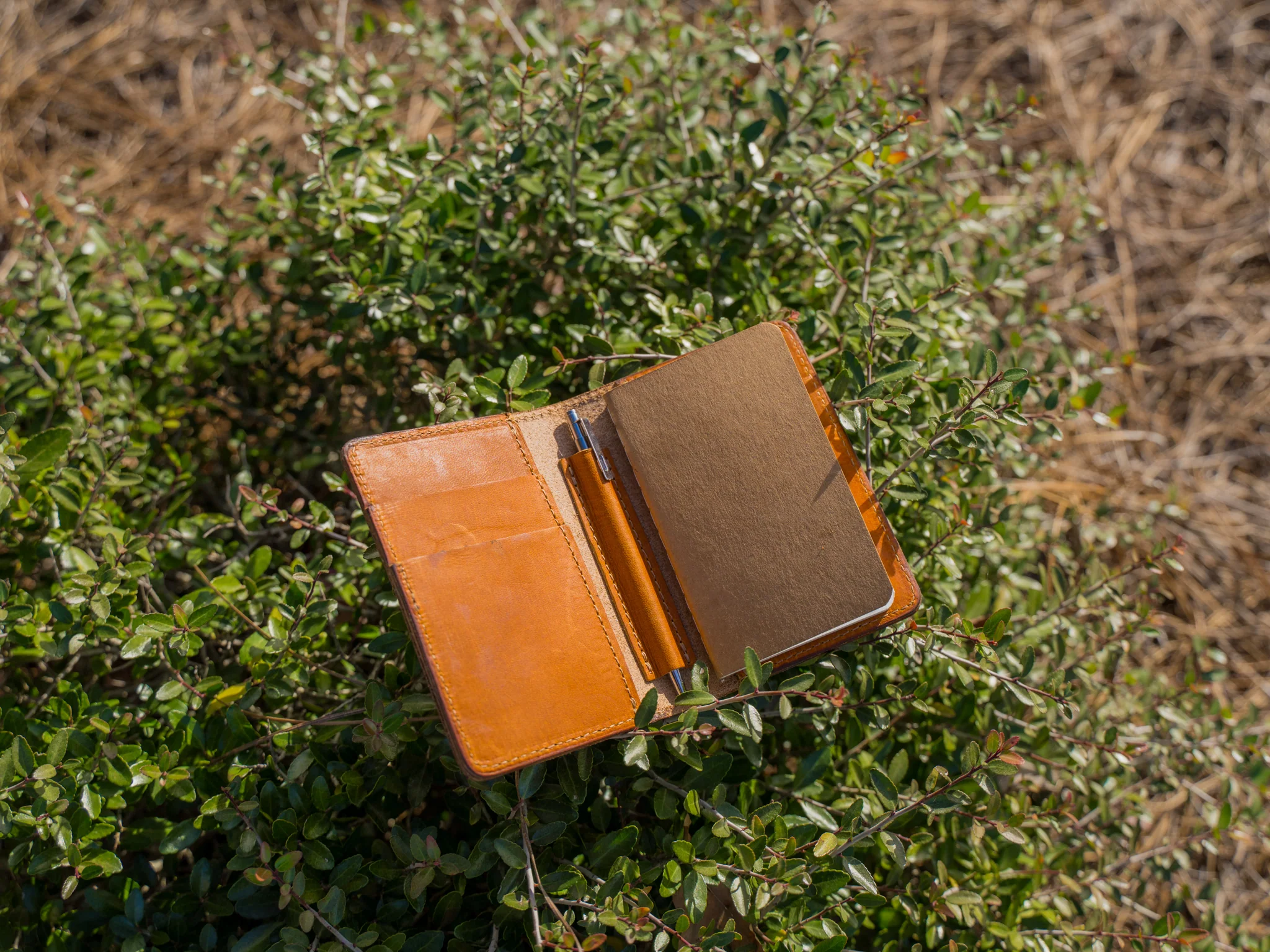Milwaukee Leather Journal Wallet 3.0 with Pen XS - Natural - Image 2