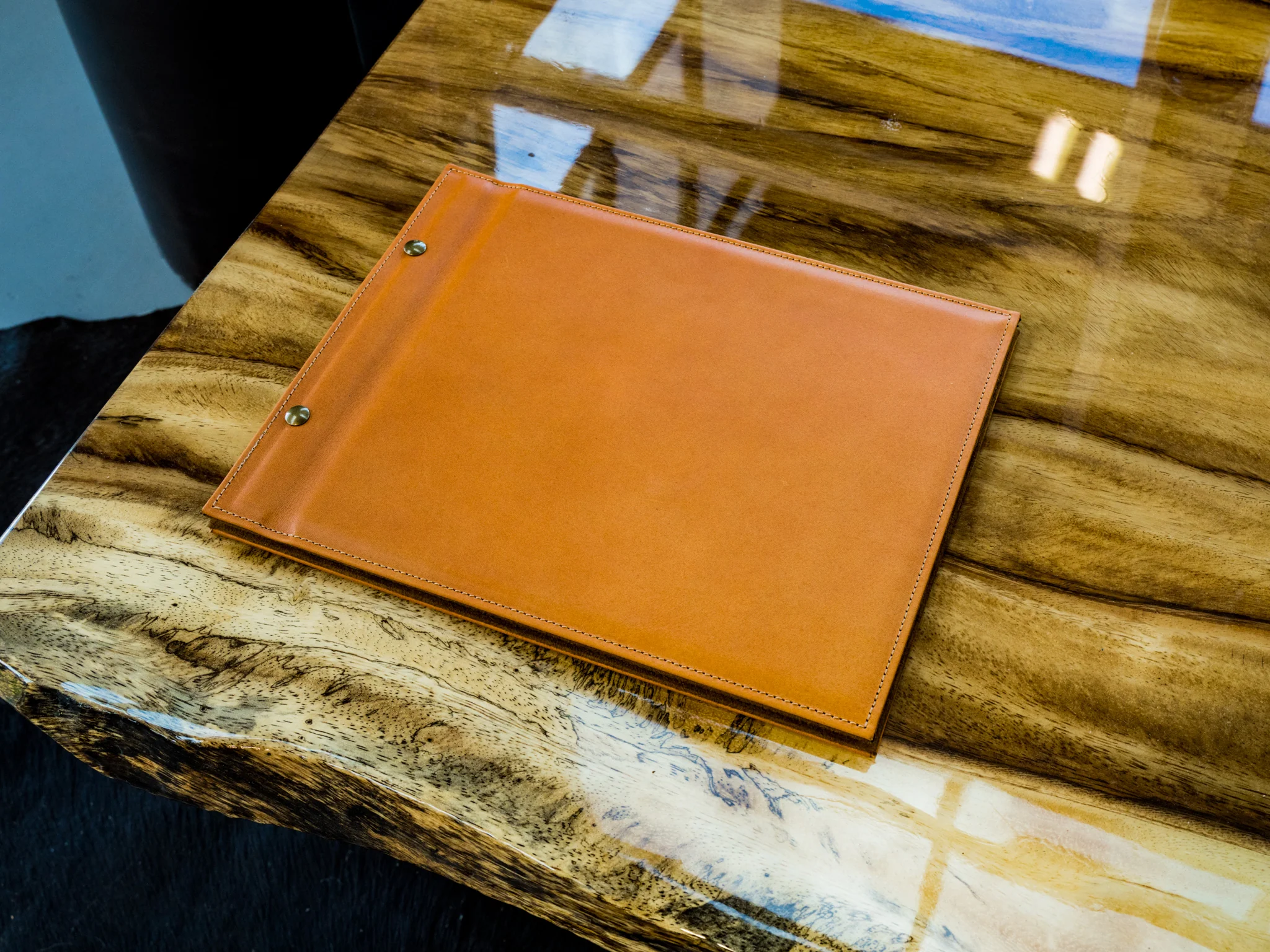 LEATHER MENU WITH CHICAGO SCREWS Horizontal - Natural - Image 2