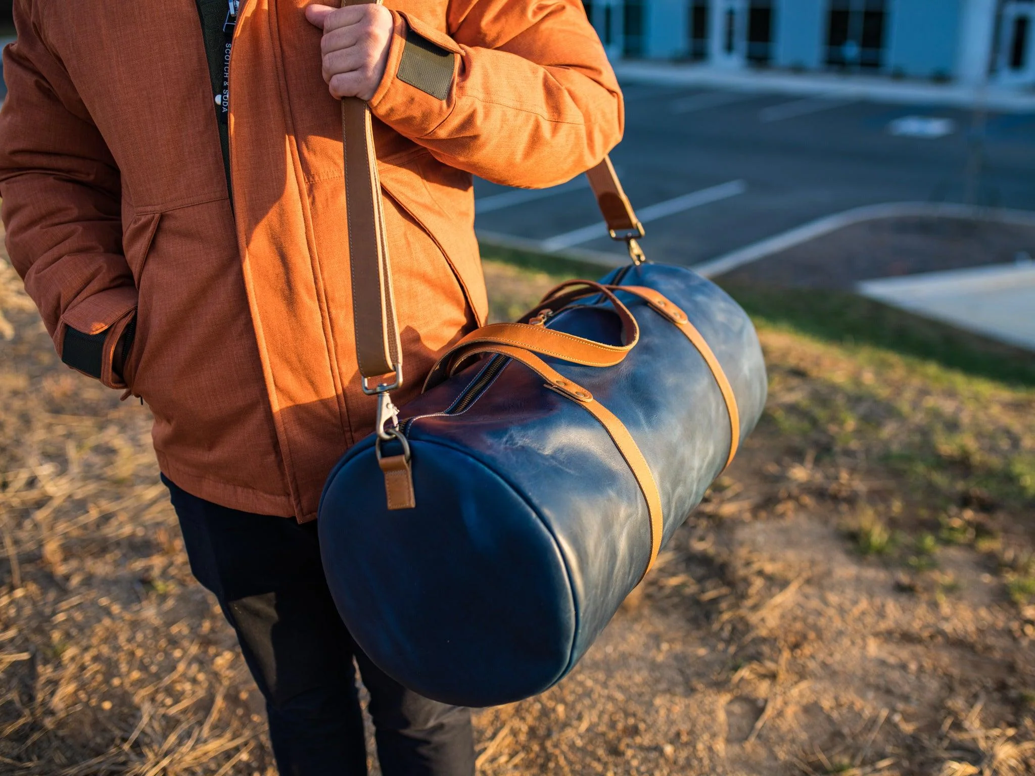 Milwaukee Navy Leather Travel Bag - Image 3