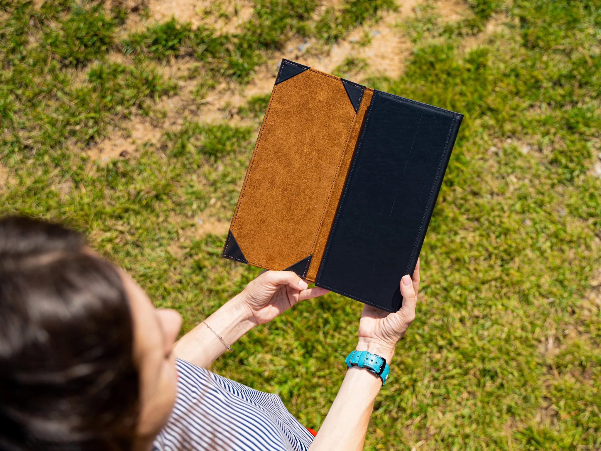 Trifold Menu Cover - Black - Image 3